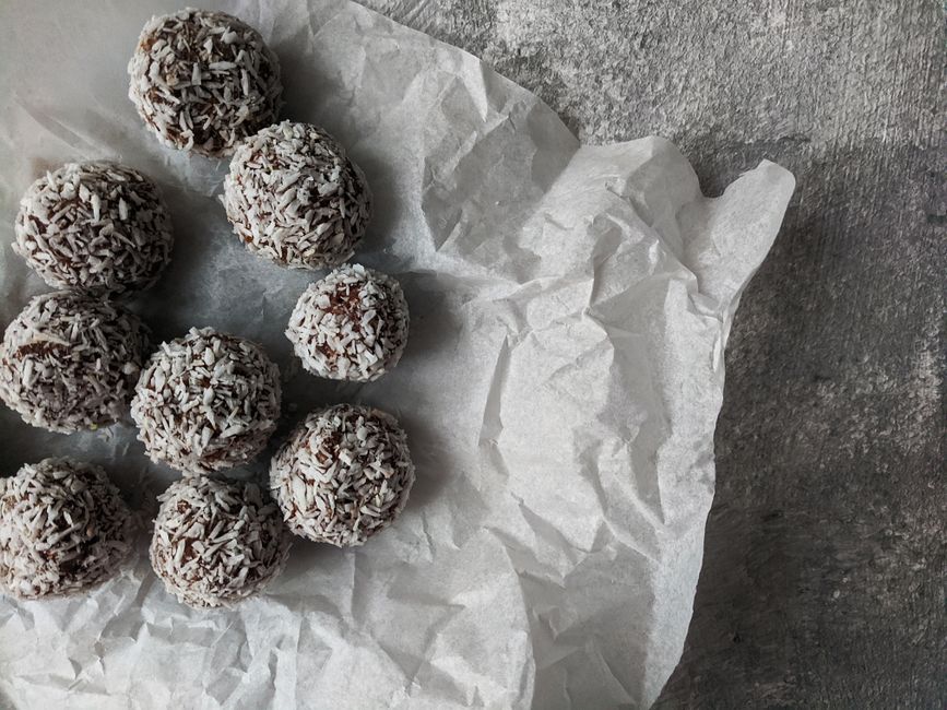 Chokladbollar rullade i kokosflingor