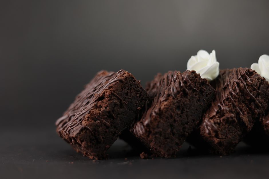 Bitar av rik chokladkladdkaka med chokladdrizzle