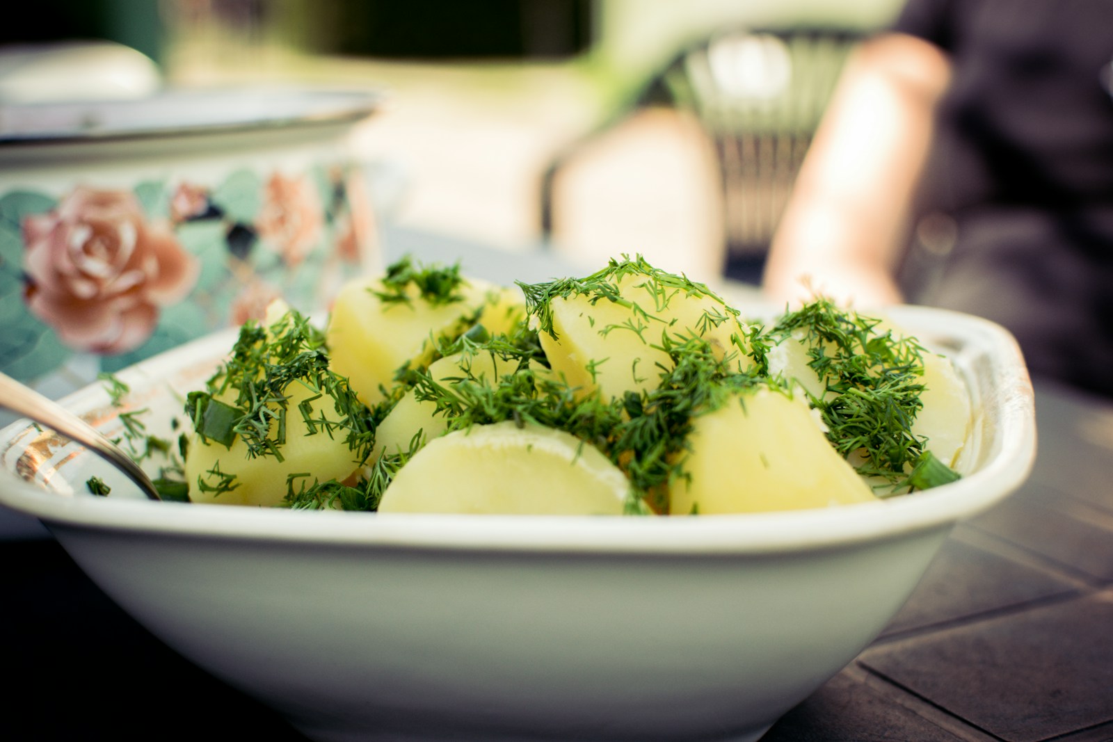 Skål med kokt färskpotatis toppad med rikligt med färsk dill