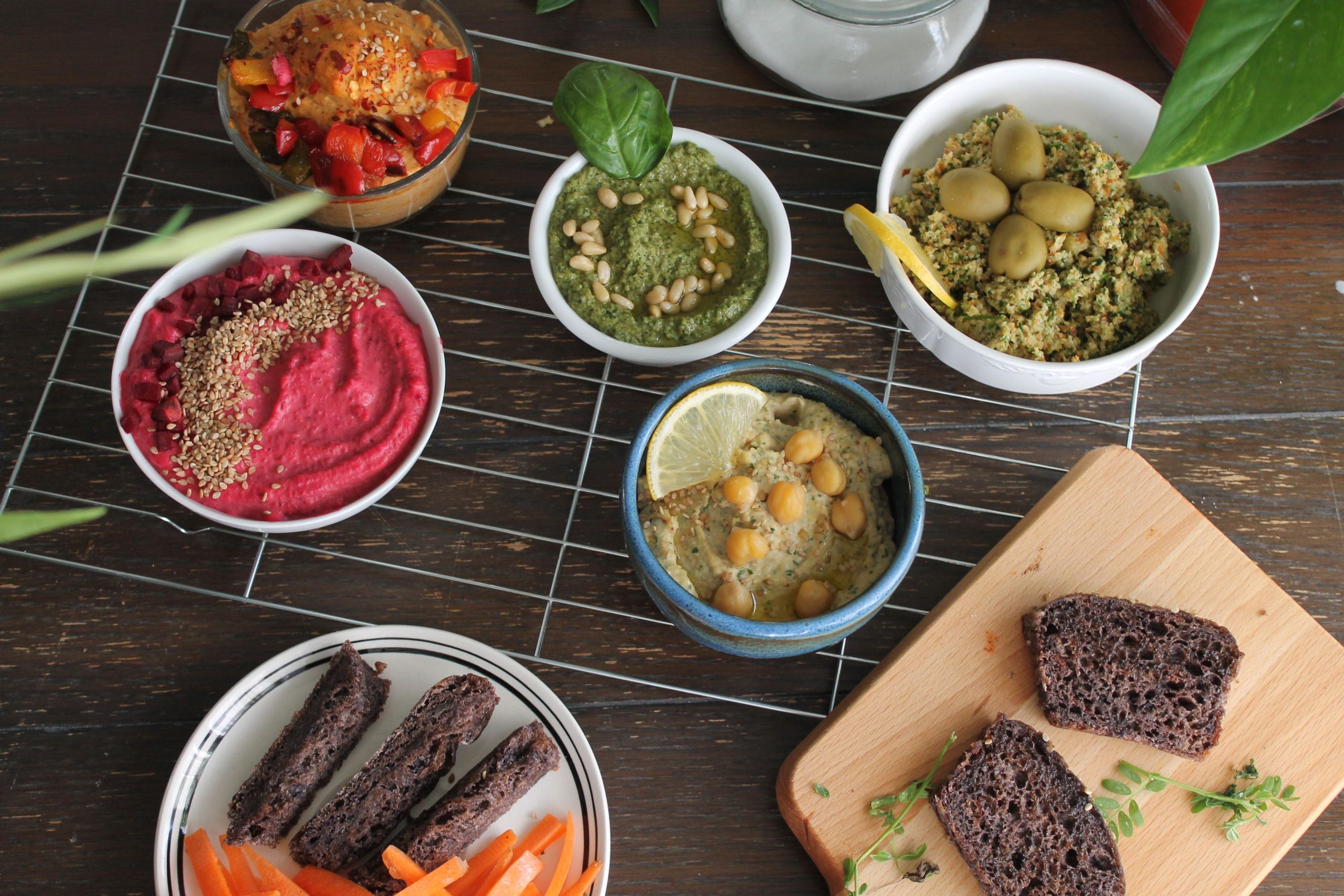 Snittbord med veganska röror, oliver och mörkt bröd