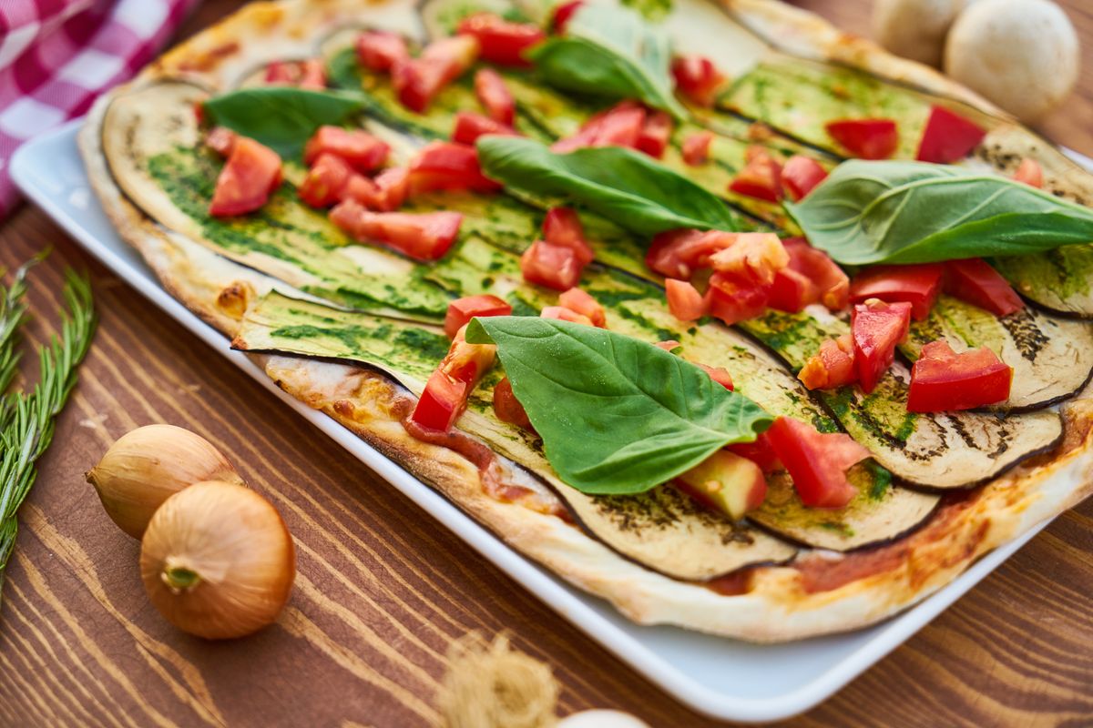 Vegansk pizza med grillad aubergine, tomat och basilika
