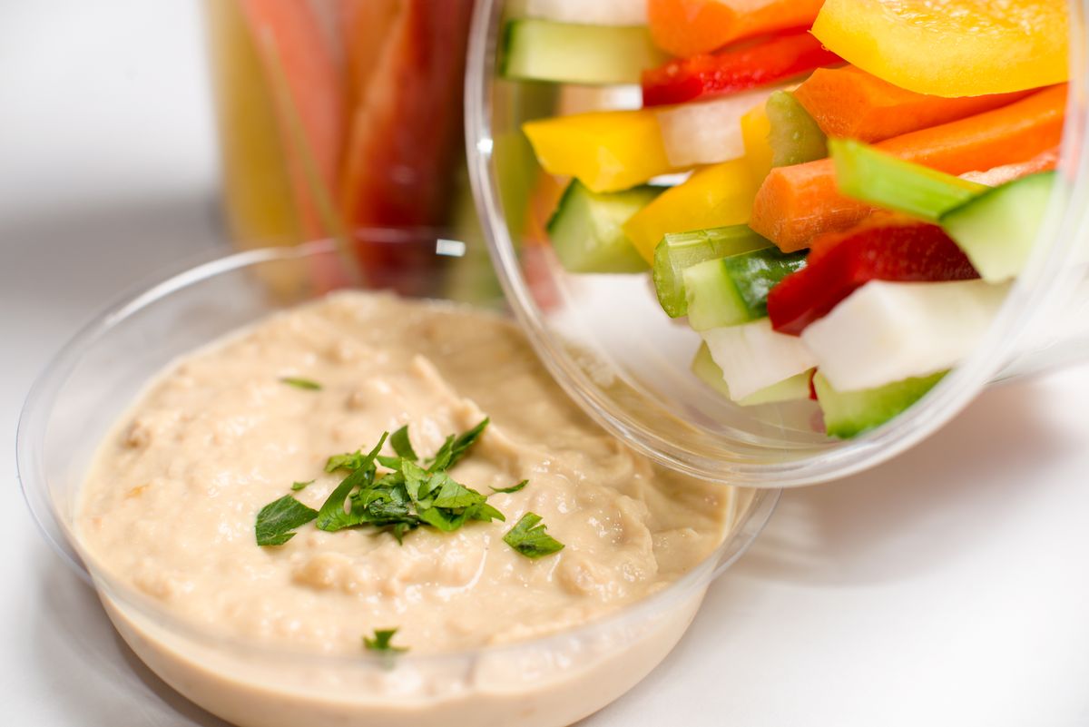 Krämig vegansk dipp med färgglada grönsaksstavar