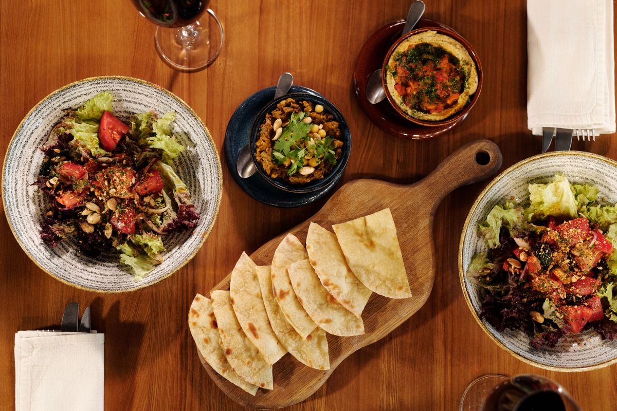 Vegansk buffé med sallader, gryta, hummus och bröd