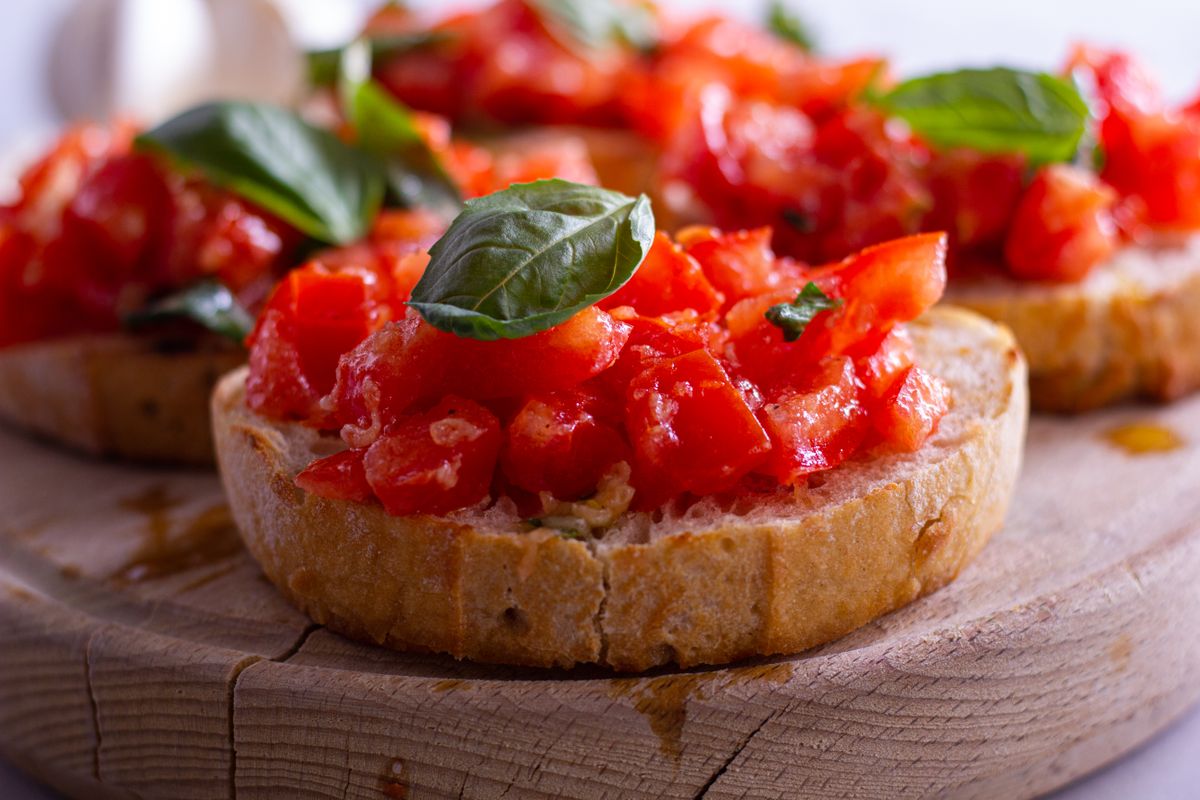 Veganska tomatbruschetta med basilika