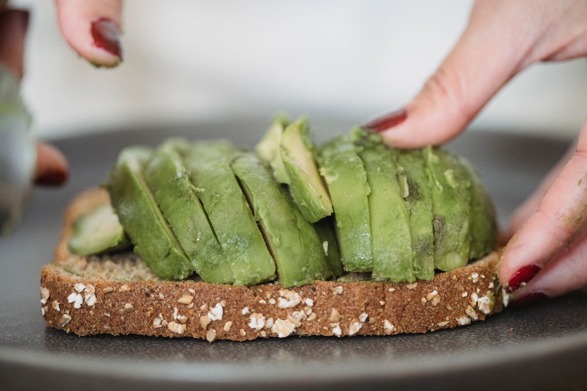 Avokadomacka på fullkornsbröd, ett enkelt veganskt kvällsmål