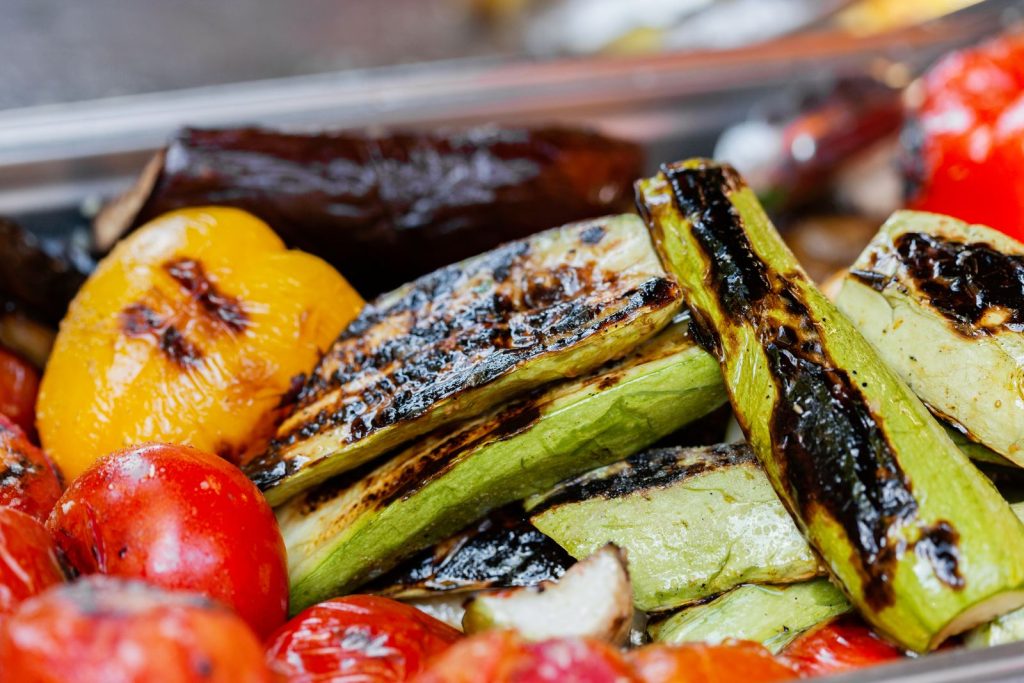 Grillade grönsaker med zucchini, gul paprika, aubergine och körsbärstomater i en form