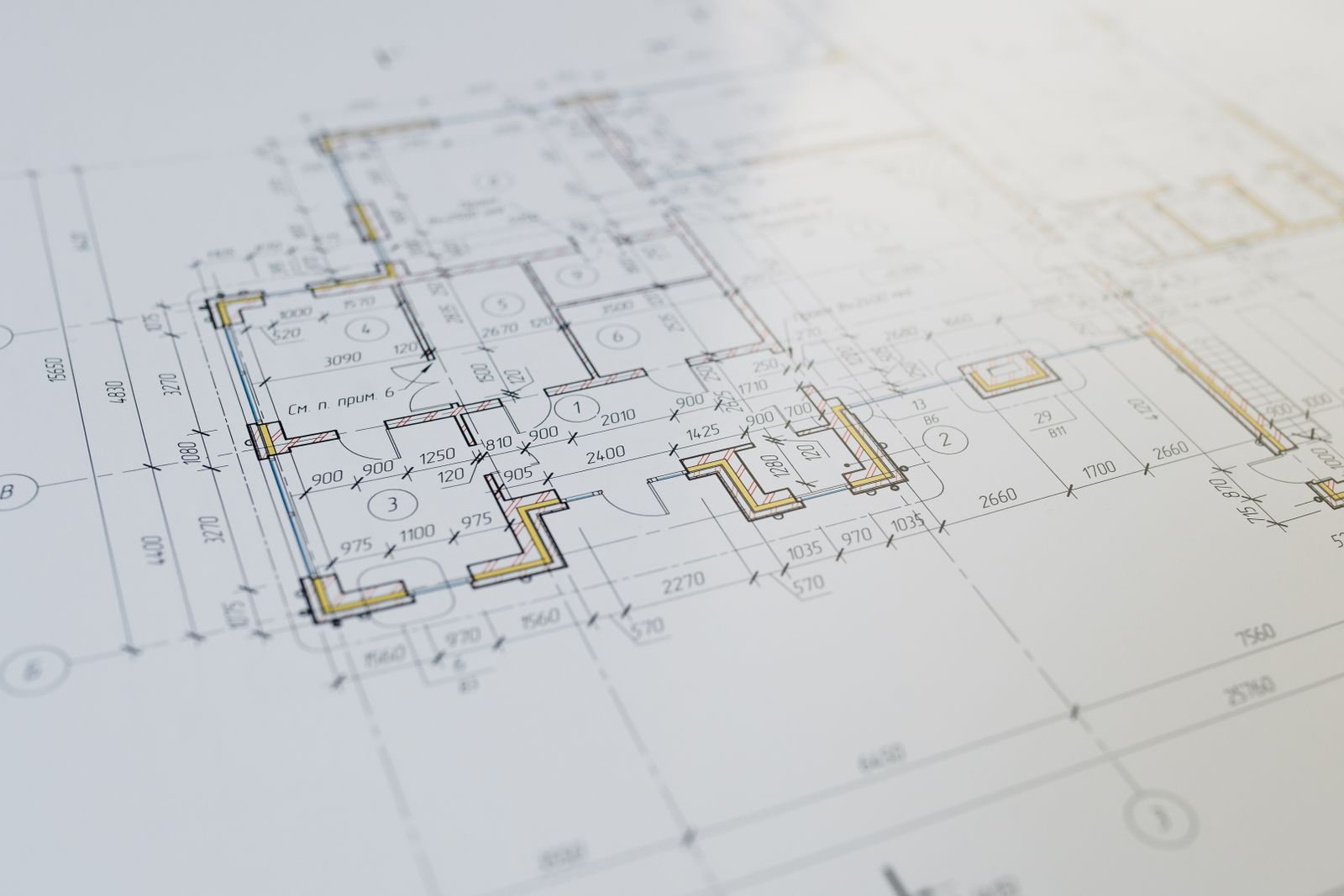 Arkitektritning med planlösning och måttangivelser för ett bostadshus