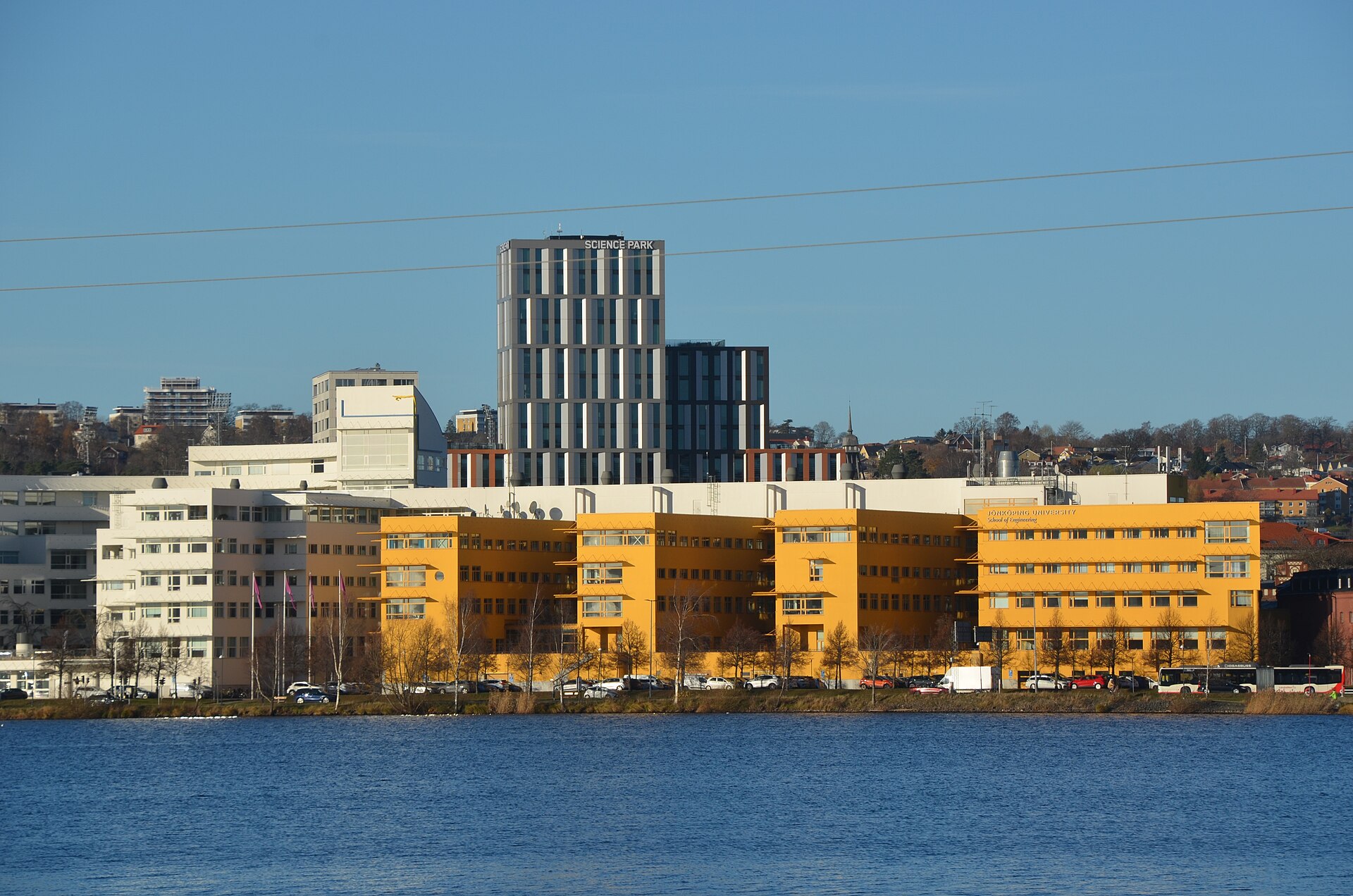Jönköping University med campusbyggnader vid Munksjöns strand