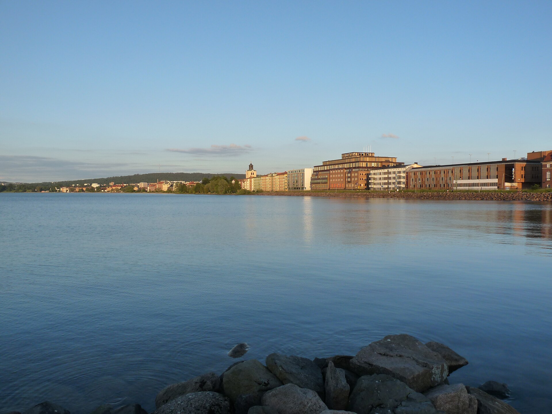 Panorama över Jönköping med bebyggelse vid Vätterns strand