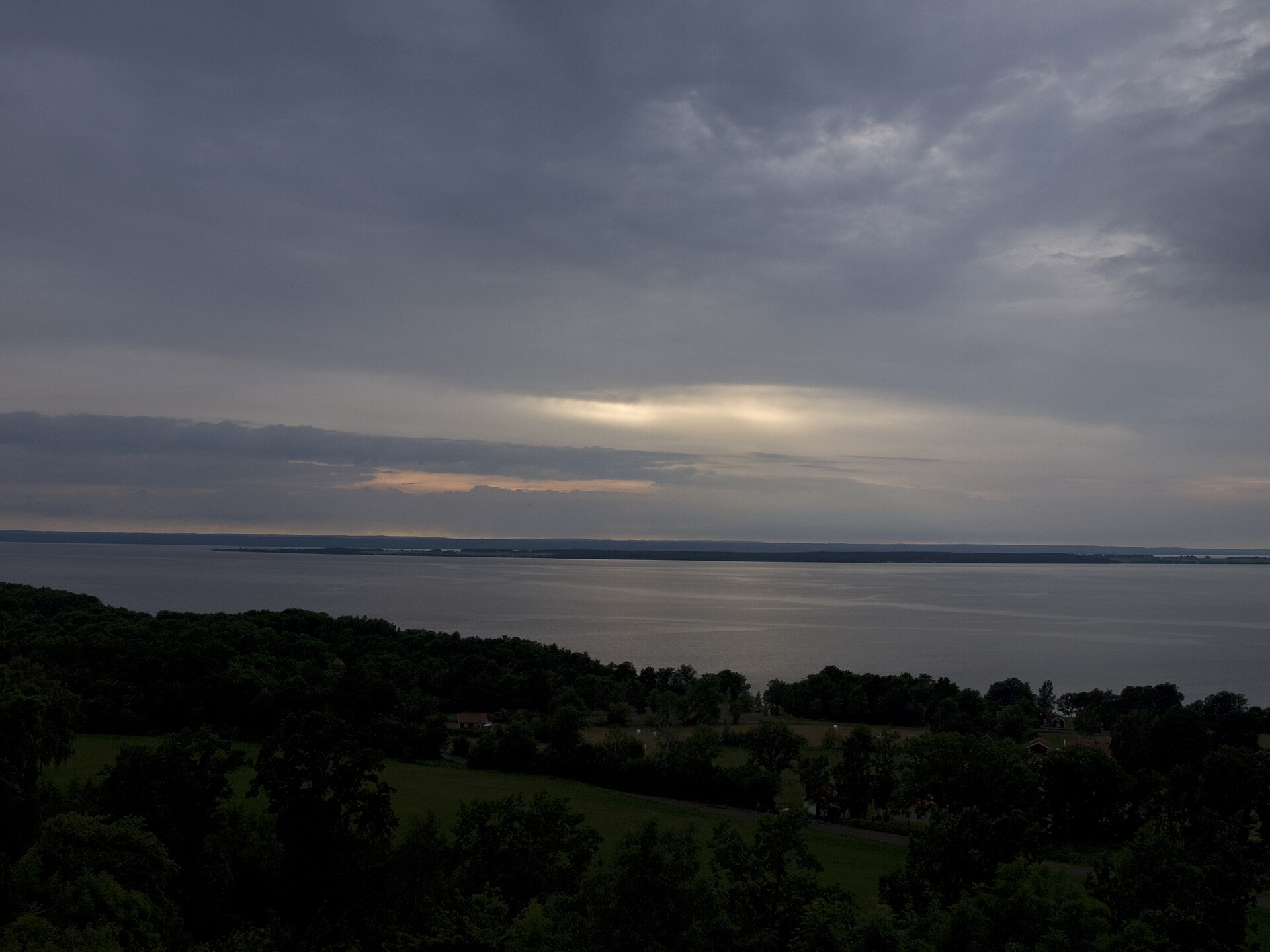 Vättern vid solnedgång med vatten och horisont