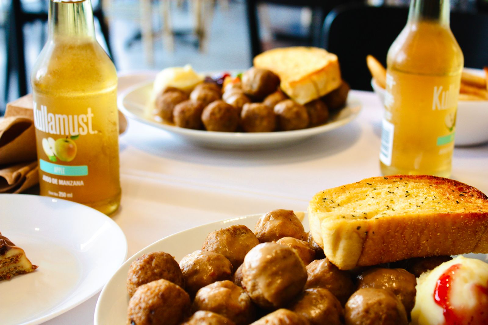 Tallrik med svenska köttbullar, lingon och bröd