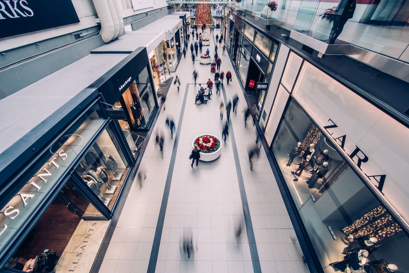 Modernt köpcentrum med butiker och människor som shoppar
