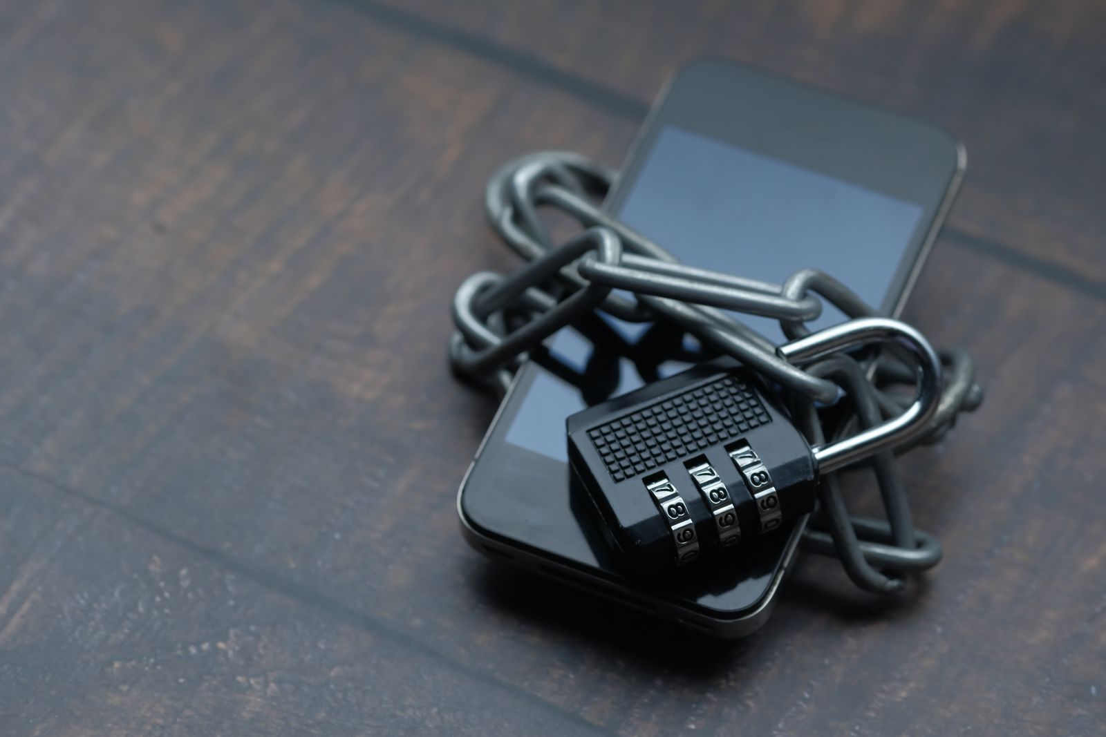 Mobiltelefon omlindad med kedja och hänglås