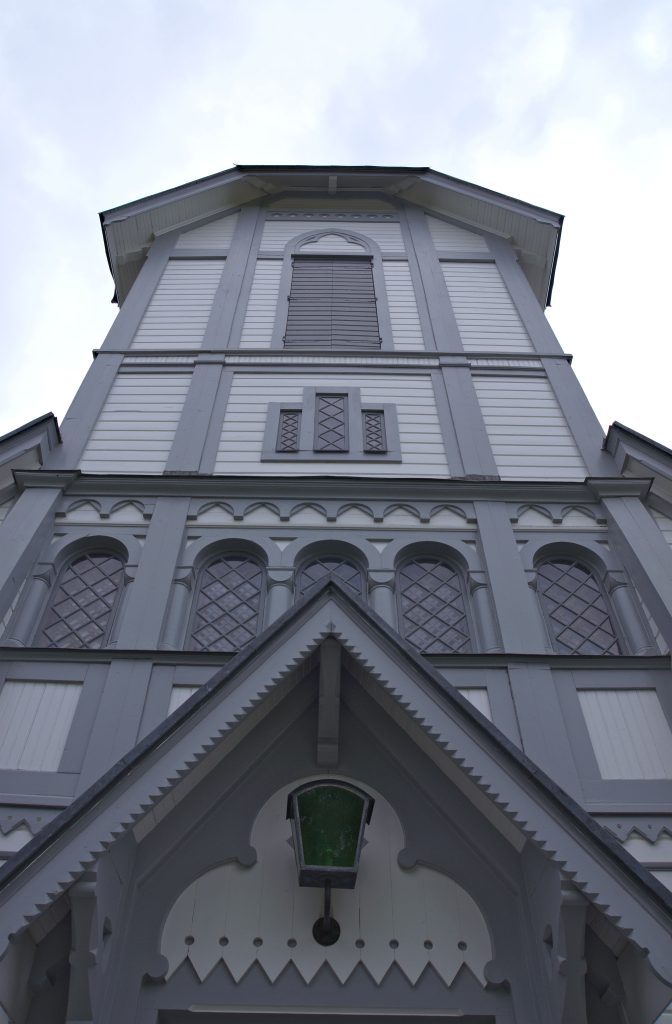 Kyrktornet på Ljusterö kyrka sett underifrån mot vapenhuset