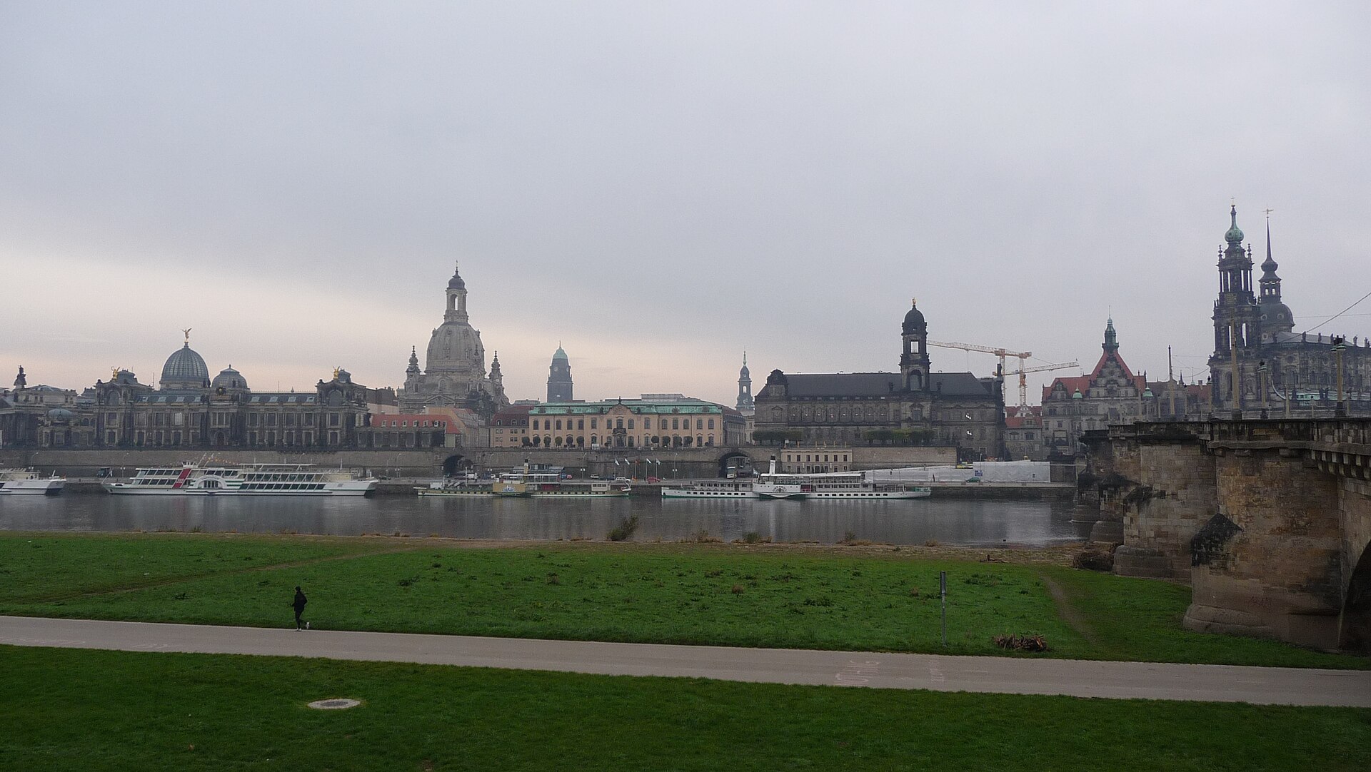 Dresdens gamla stad sedd över floden Elbe, med Frauenkirches kupol och Hofkirches torn