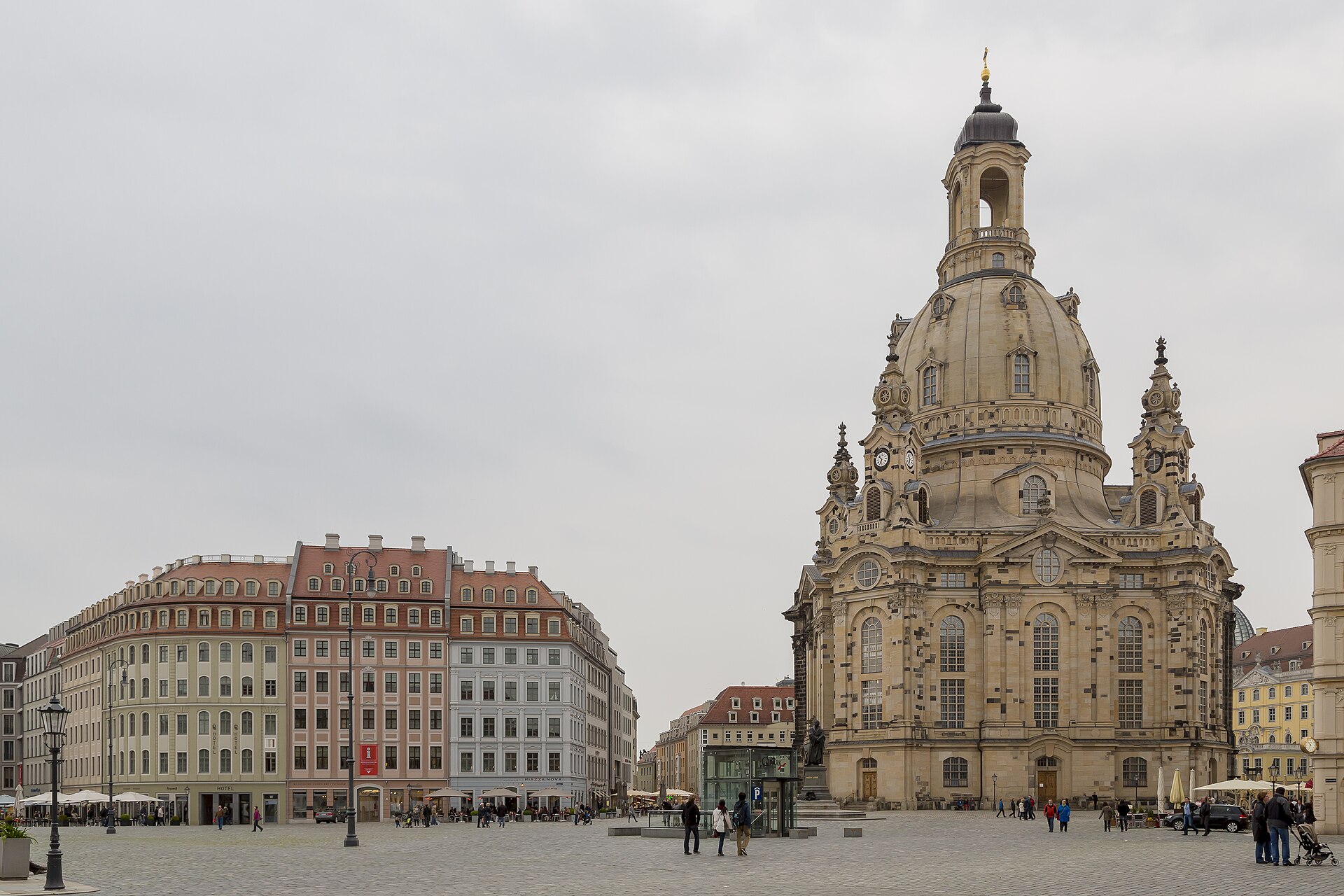 Neumarkt-torget i Dresden med Frauenkirche och restaurerade barockhus