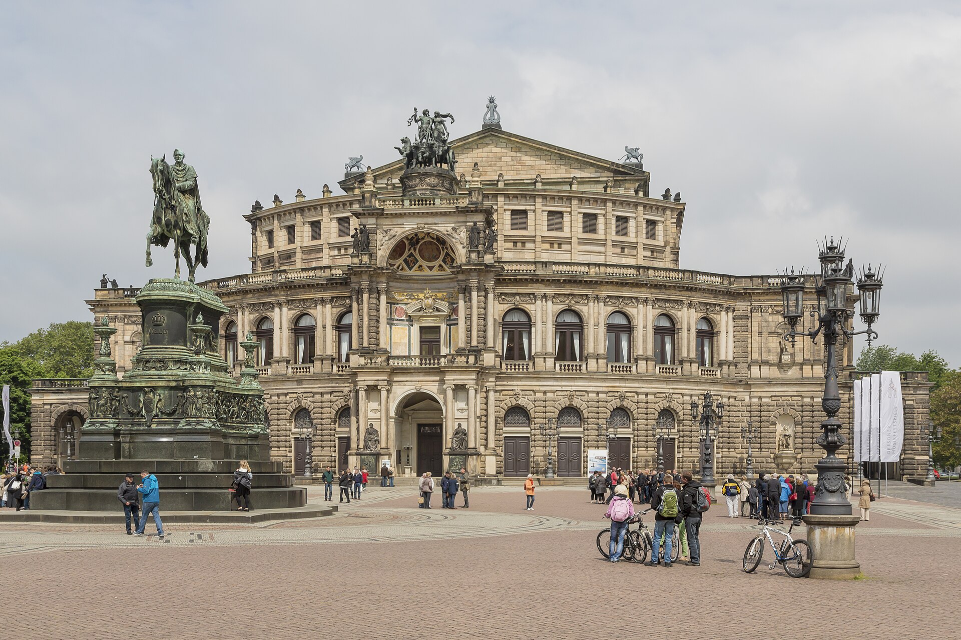 Semperoper vid Theaterplatz i Dresden med ryttarstatyn av kung Johann framför fasaden