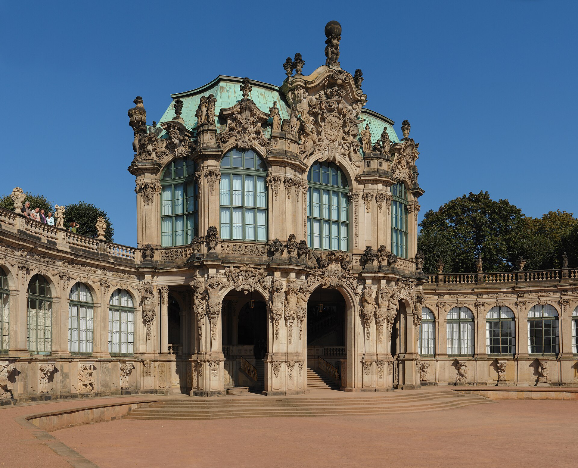 Wallpavillon i Zwingers barockanläggning i Dresden, med skulpterad fasad mot blå himmel