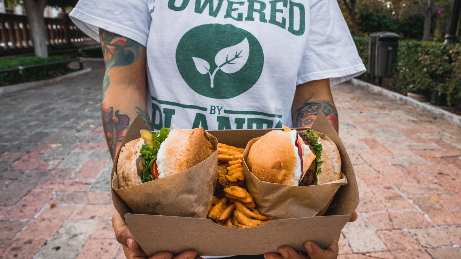 Två veganska burgare med pommes i en bricka