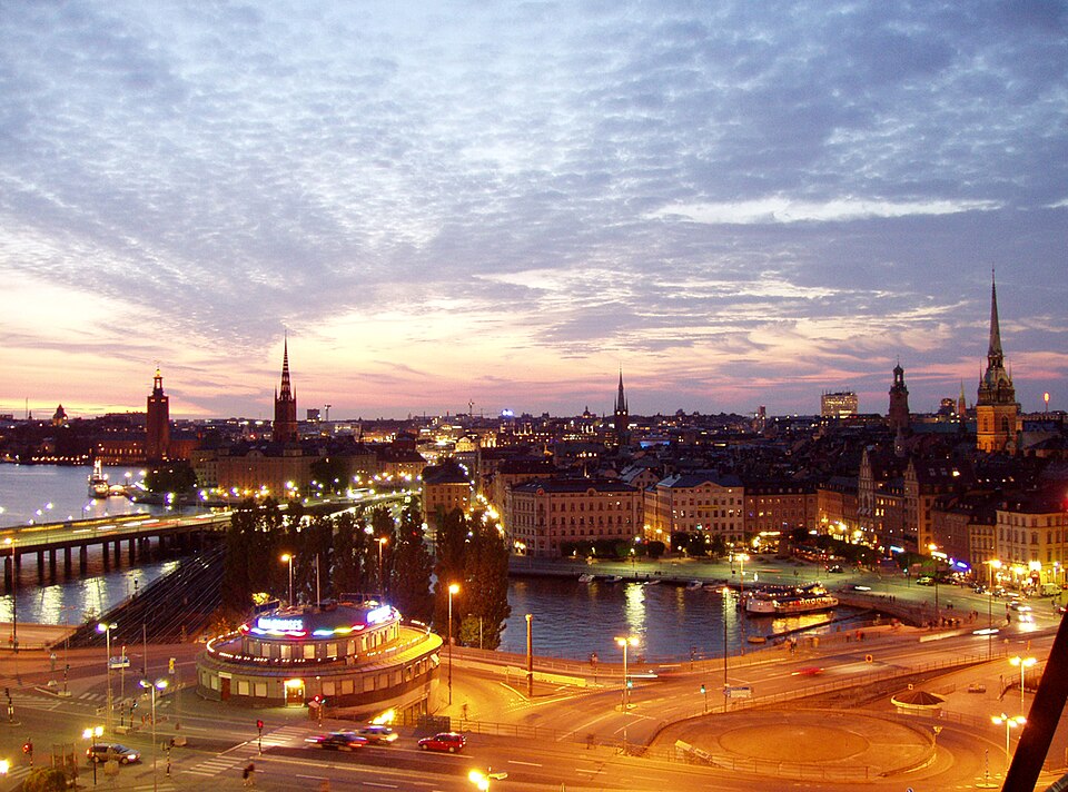 Utsikt över Gamla stan i Stockholm i kvällsljus