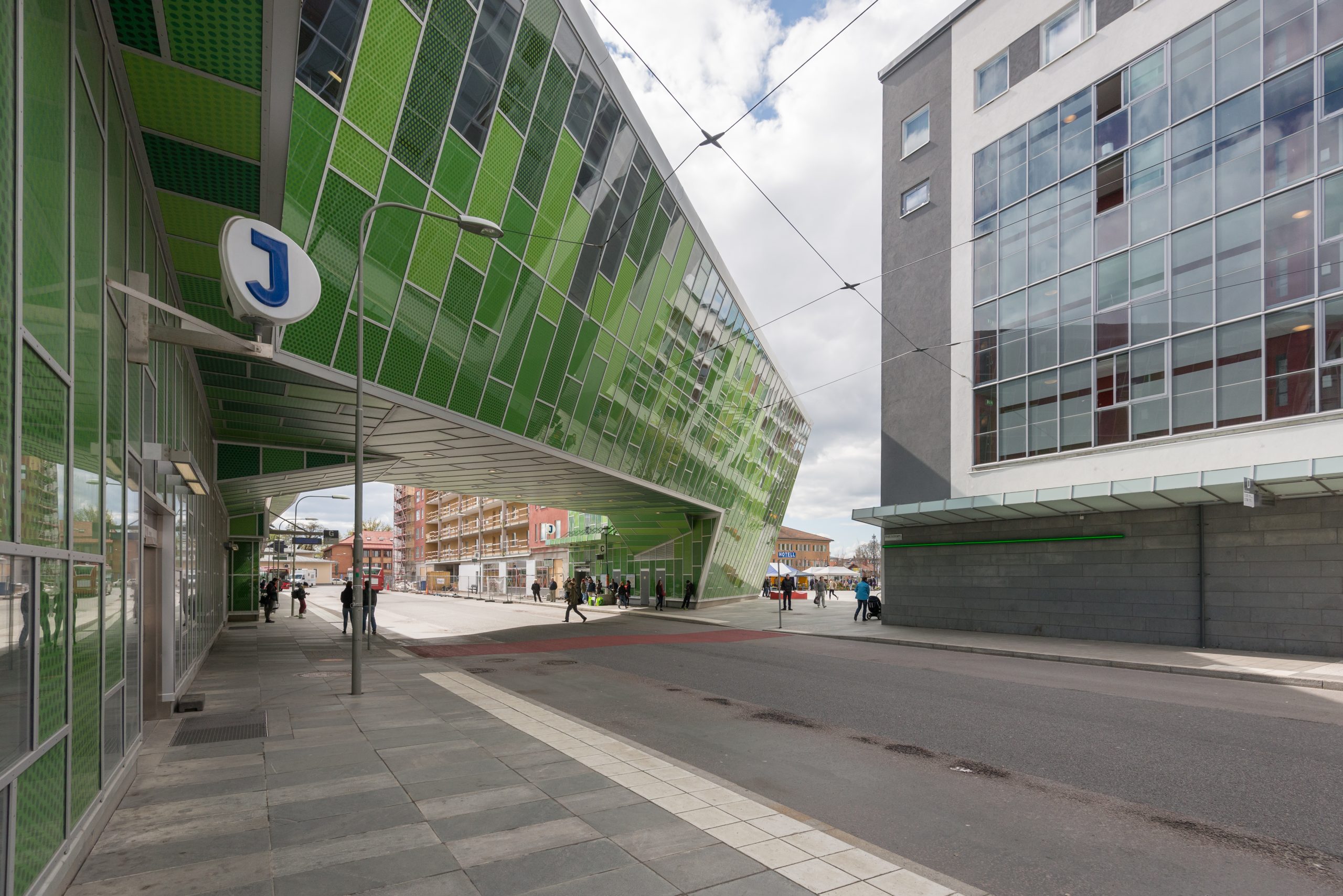 Älvsjö station: pendeltåg, bussar och kommande tunnelbana