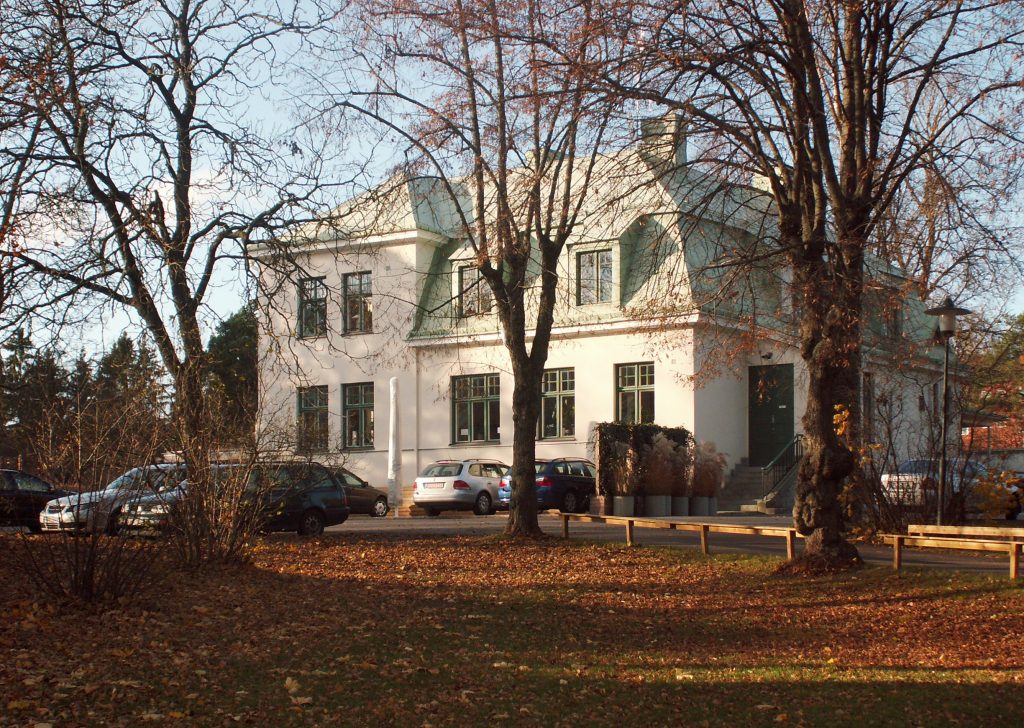 Den vita överläkarvillan med grönt tak i Långbroparken, i dag Långbro värdshus.
