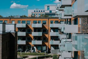 Flerbostadshus i ett bostadsområde med balkonger och grönska på gården