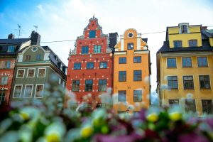 Färgglada gamla bostadshus vid Stortorget i Stockholm