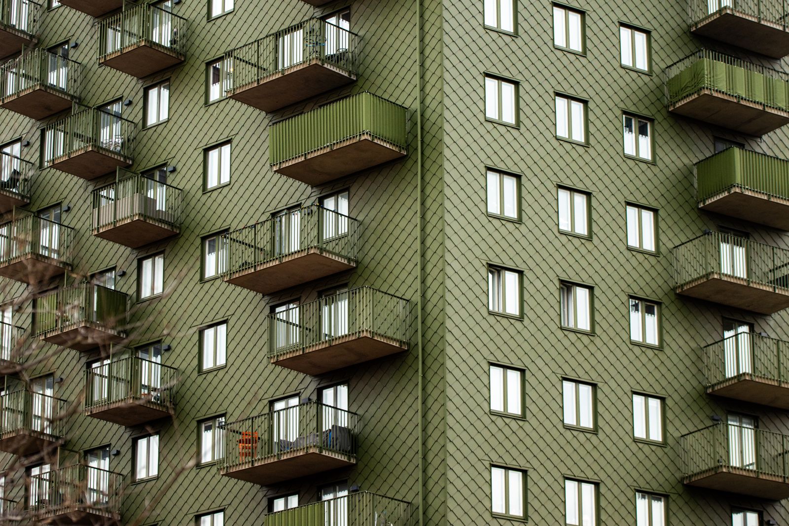Fasad på ett modernt flerbostadshus med balkonger, där varje lägenhet är en enhet i förvaltningsavtalets prissättning