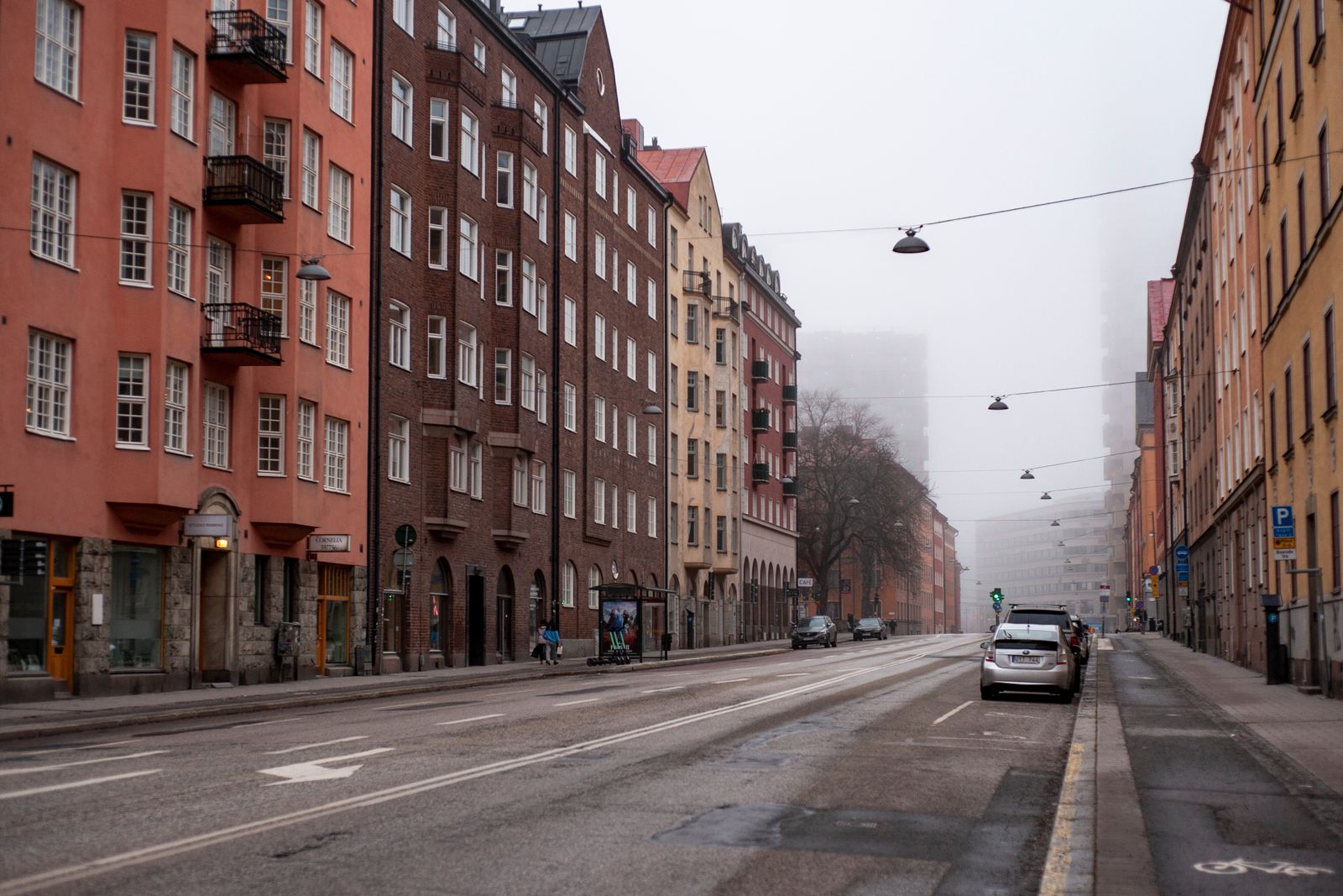 Stockholmsgata med klassiska flerbostadshus där bottenvåningarna rymmer lokaler