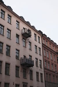 Fasad på ett äldre flerbostadshus i Stockholm med balkonger, av den typ av lägenheter som kan hyras ut korttid via Airbnb
