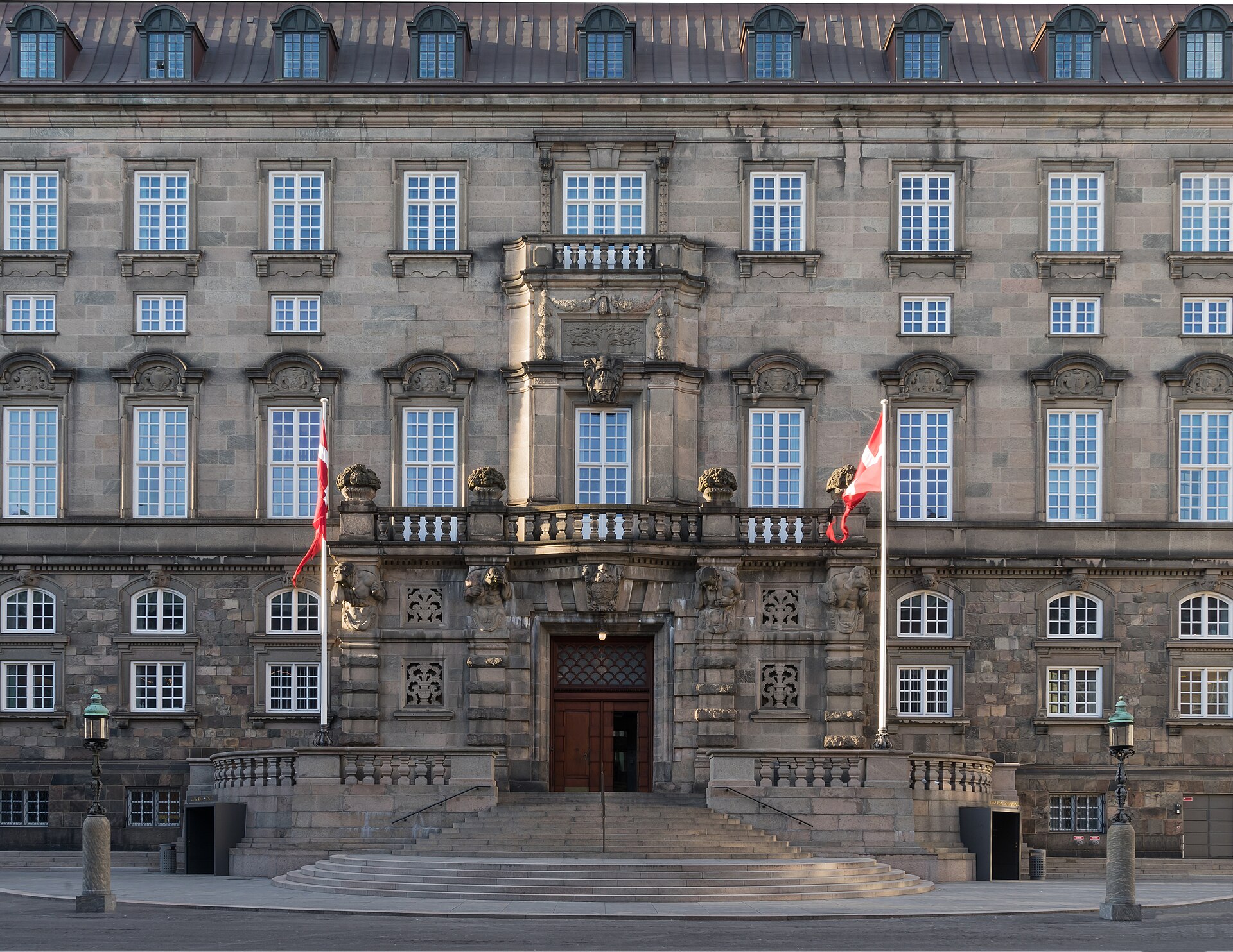 Folketingets entré på Christiansborg i Köpenhamn med två danska flaggor