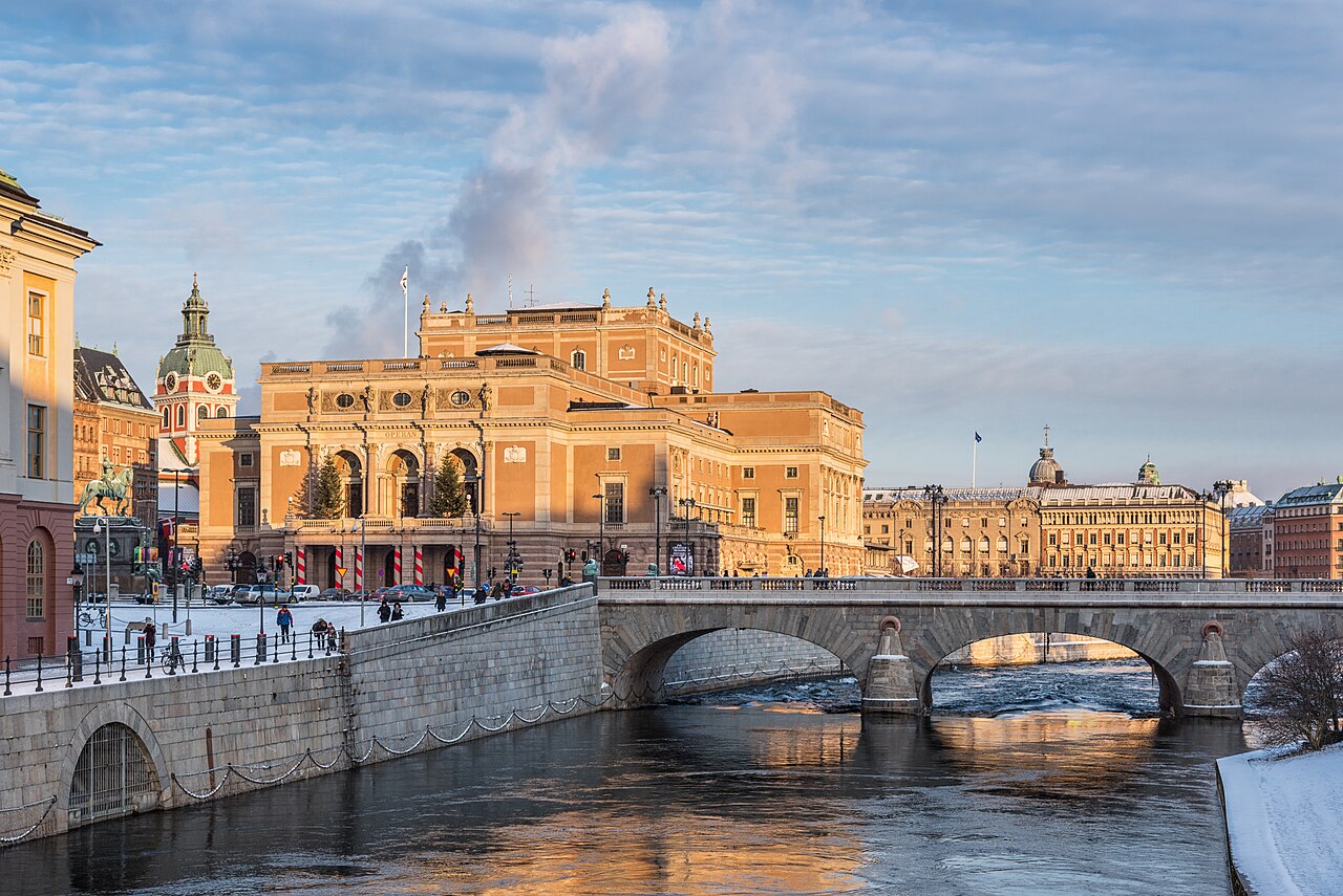 Kungliga Operans byggnad vid vattnet i Stockholm