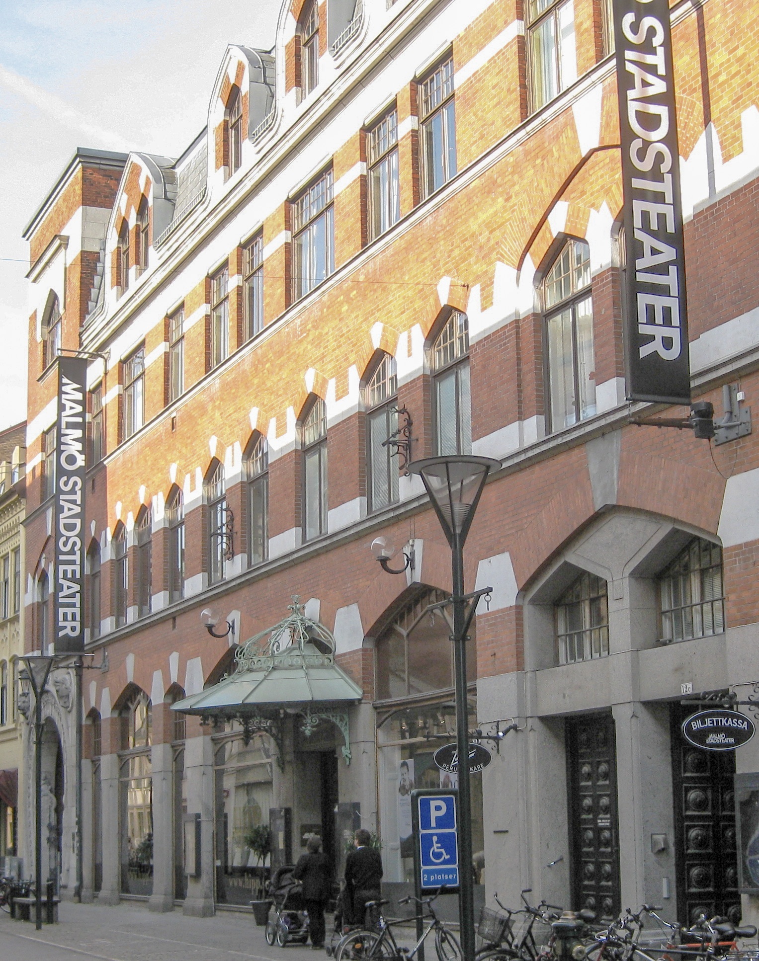 Hippodromens tegelfasad på Kalendegatan med banderoller för Malmö Stadsteater