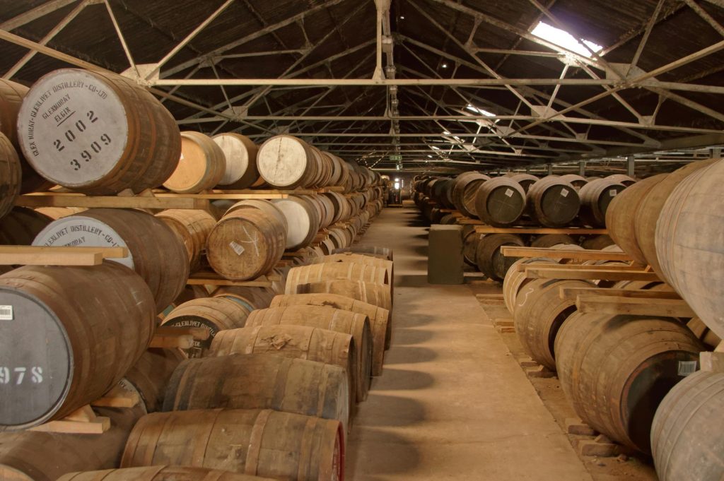 Whiskyfat på destilleri