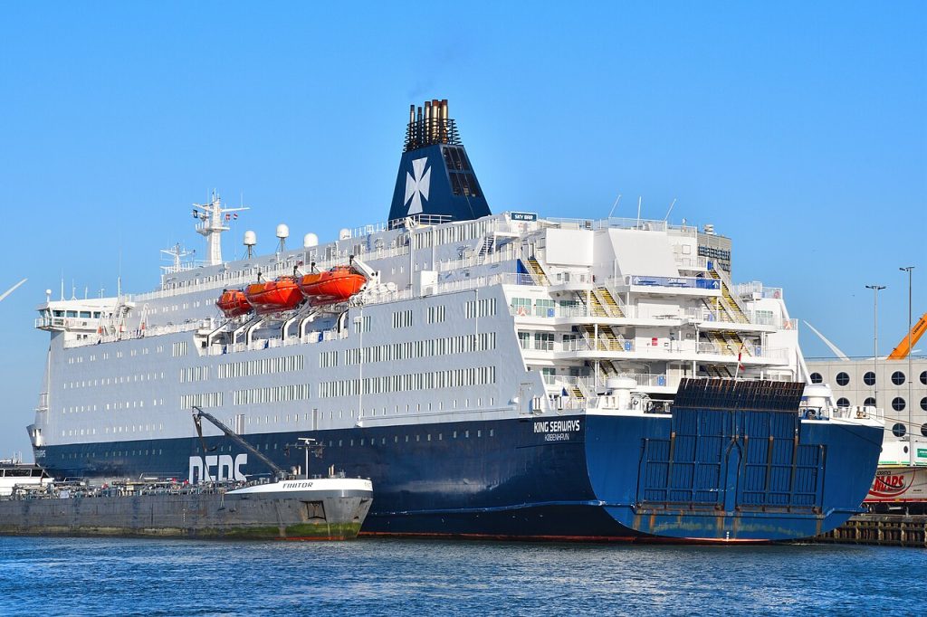 DFDS-färjan King Seaways vid kaj i IJmuiden med akterrampen uppfälld mot skrovet