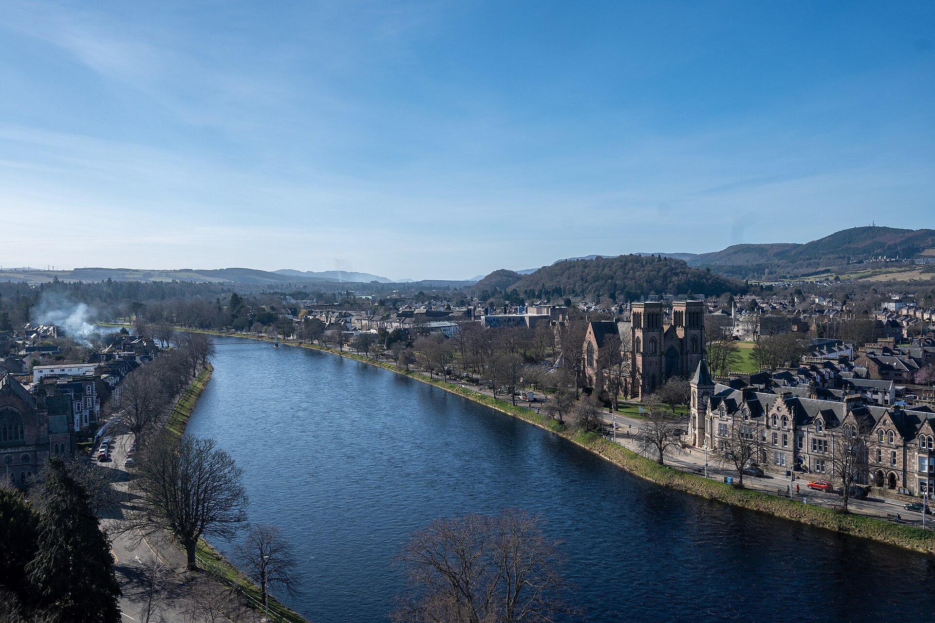 Floden Ness sedd från Inverness Castle, med katedralens två torn på högra stranden och skogklädda kullar i fjärran