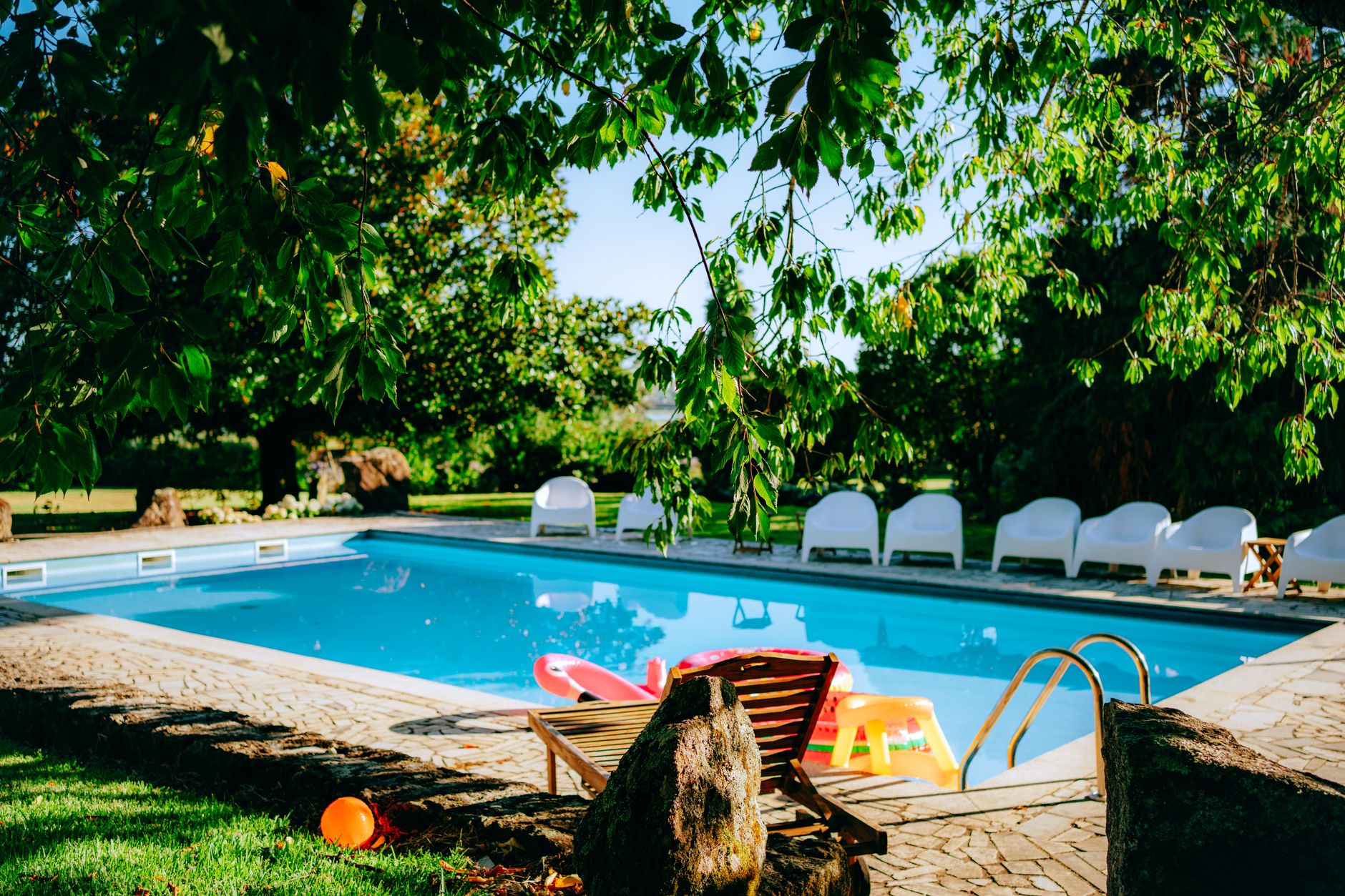 Pool i solljus