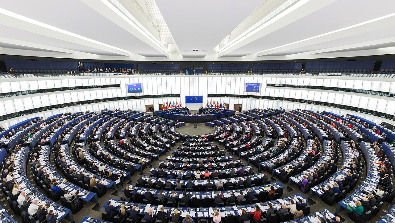 Europaparlamentets plenisal i Strasbourg sedd uppifrån, fylld av ledamöter
