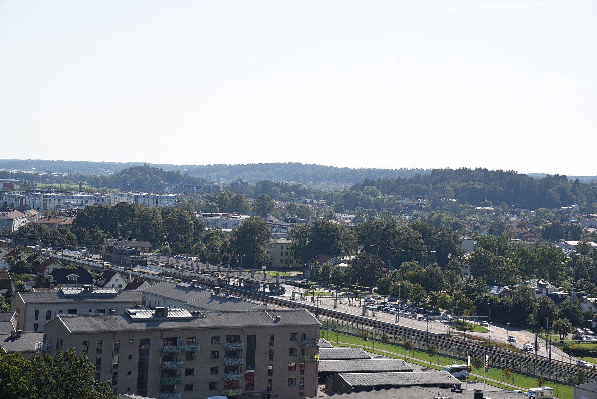 Flerbostadshus och centrala Kungsbacka sett från Tölöberg