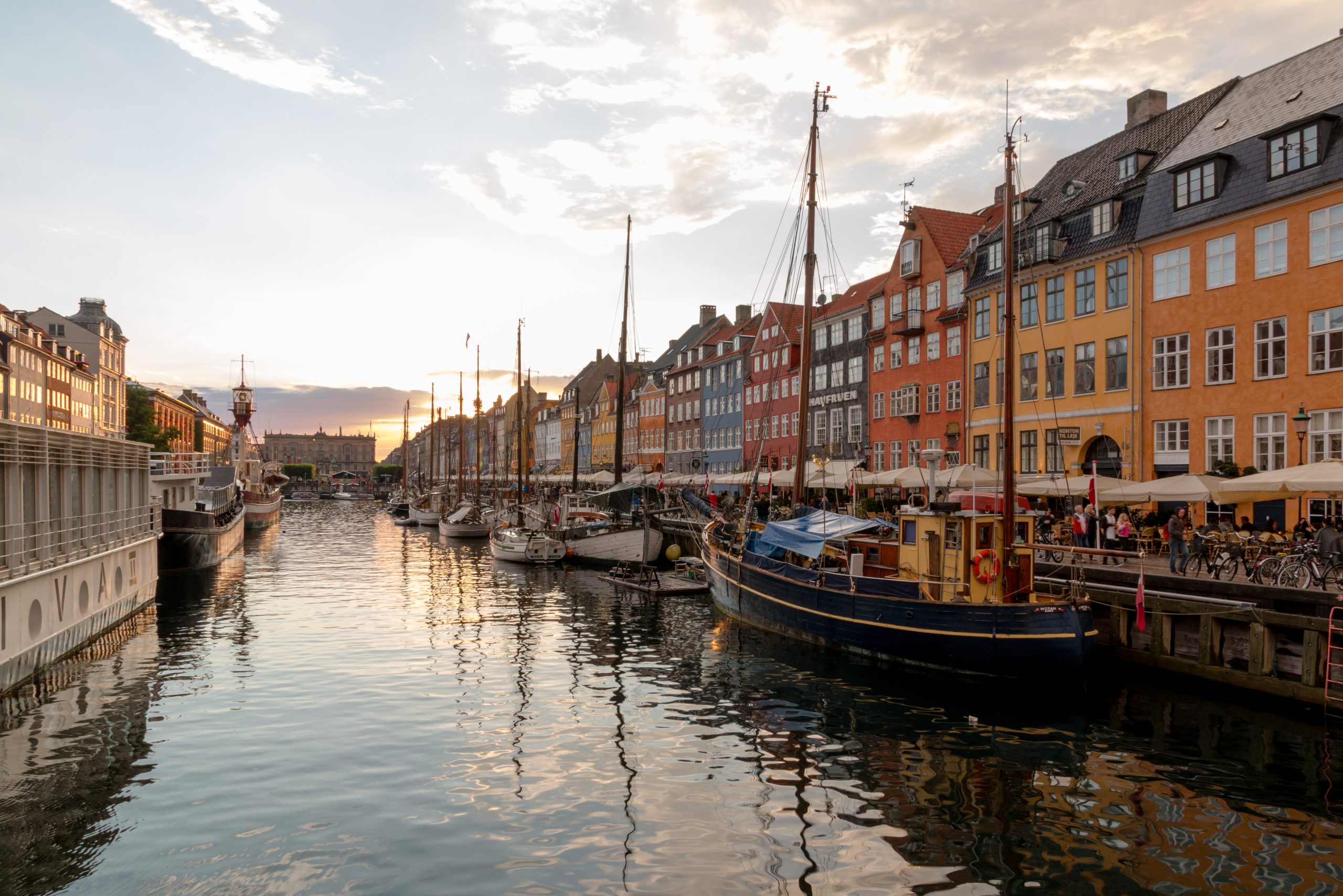 Nyhavn i Köpenhamn med färgglada bostadshus längs kanalen