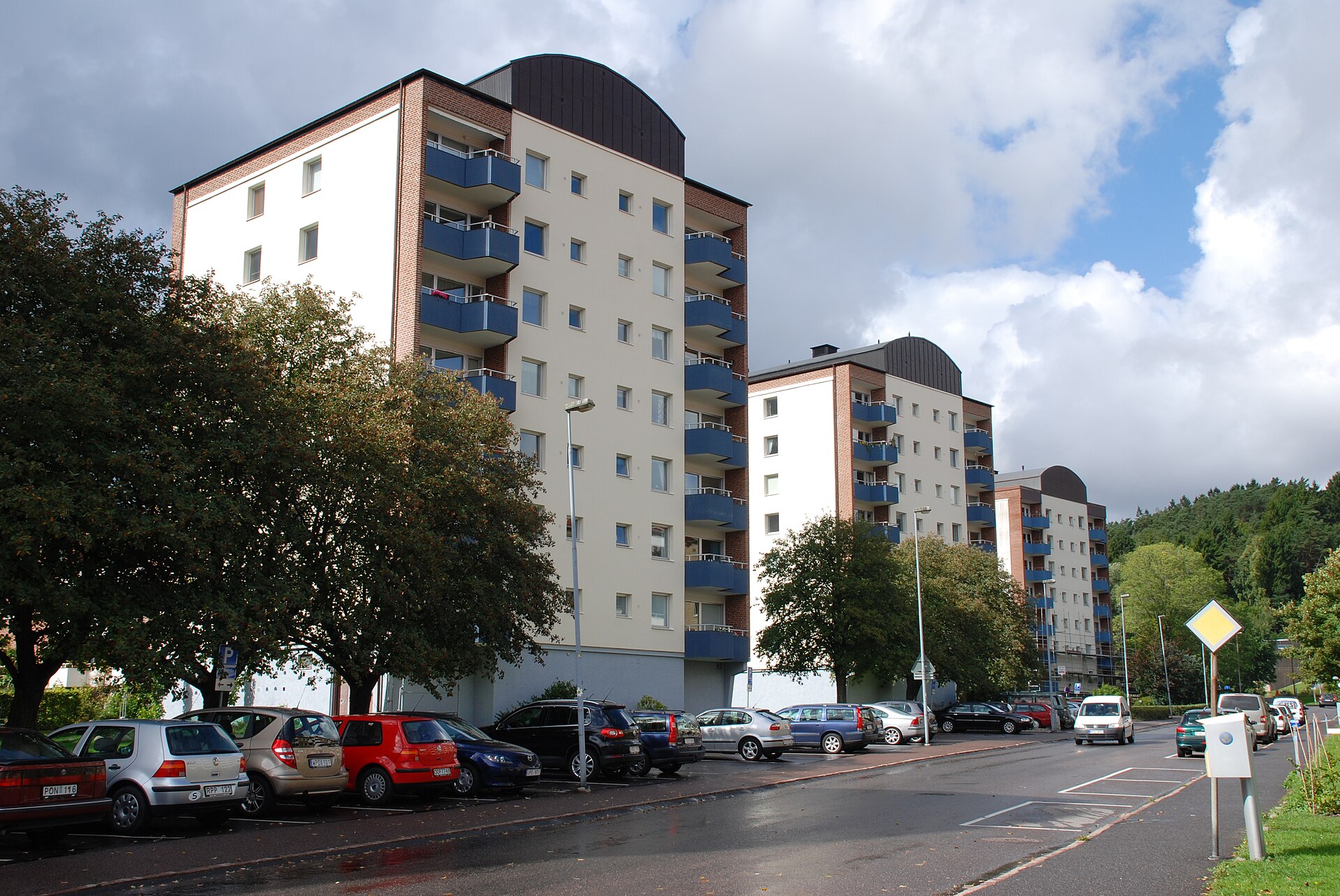 Tre höga flerbostadshus med blå balkonger längs Häradsgatan i Mölndal