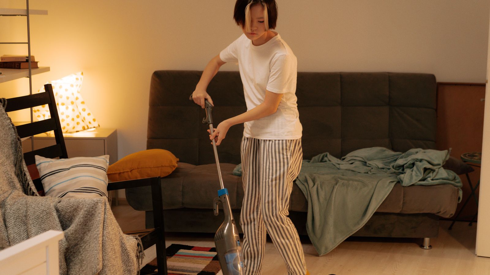 Person dammsuger vardagsrummet