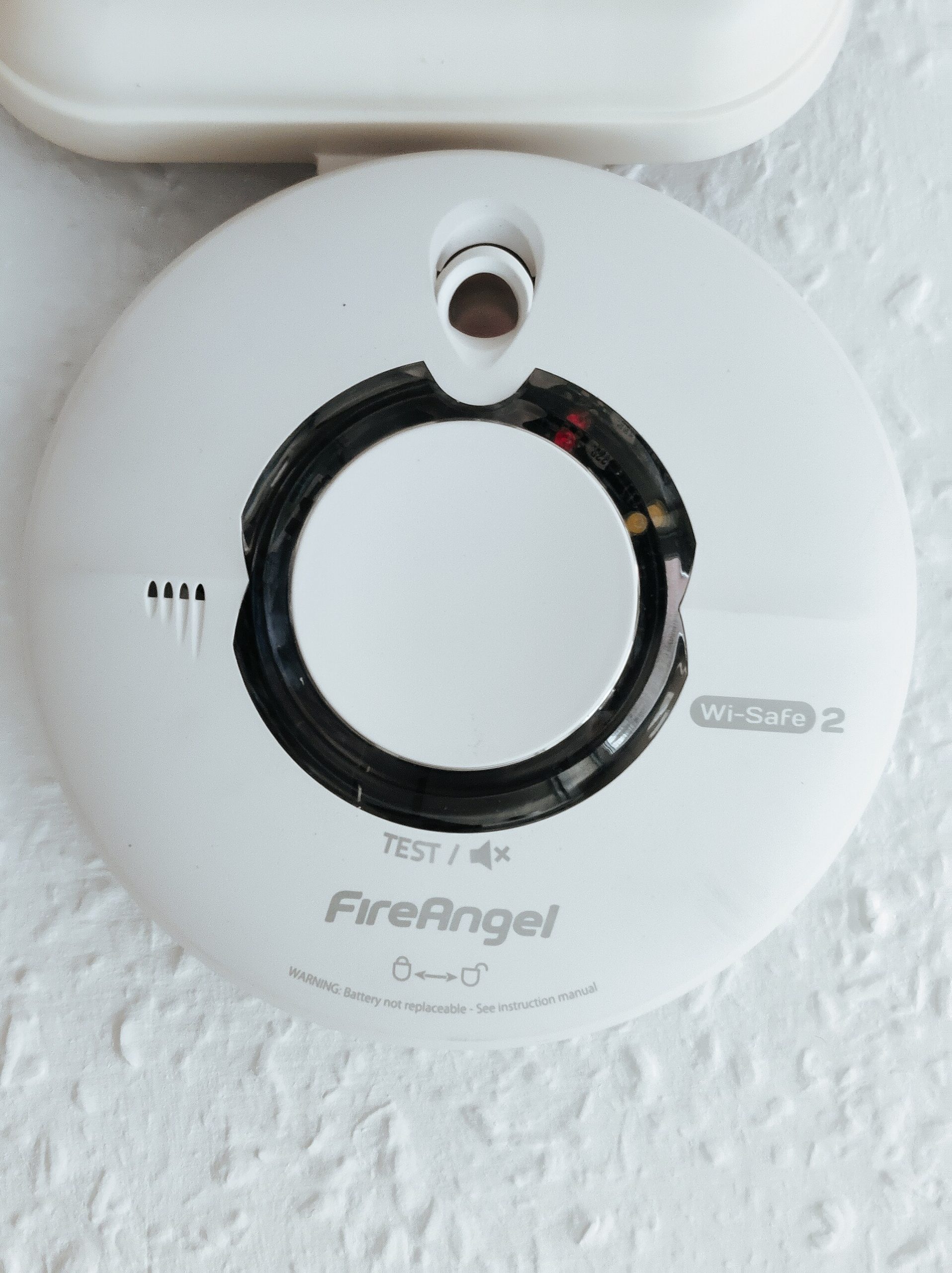 FireAngel-varnare med testknapp och förseglat batteri.