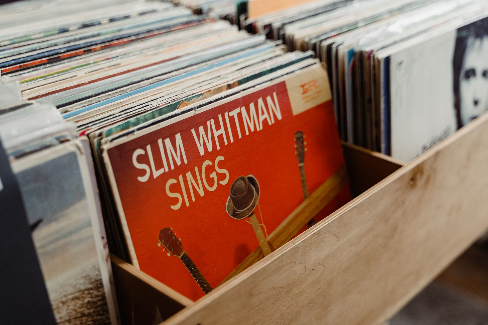Skivbutik med vinyl