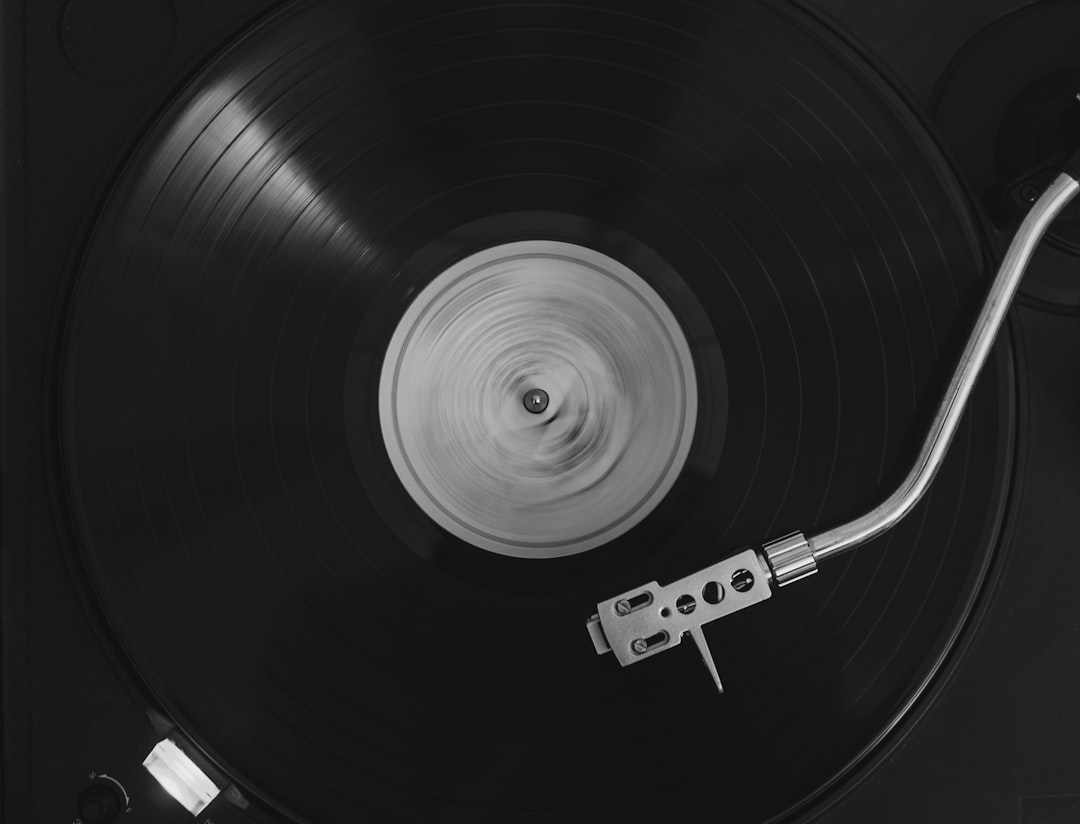 Skivspelare med tonarm som spelar en vinylskiva