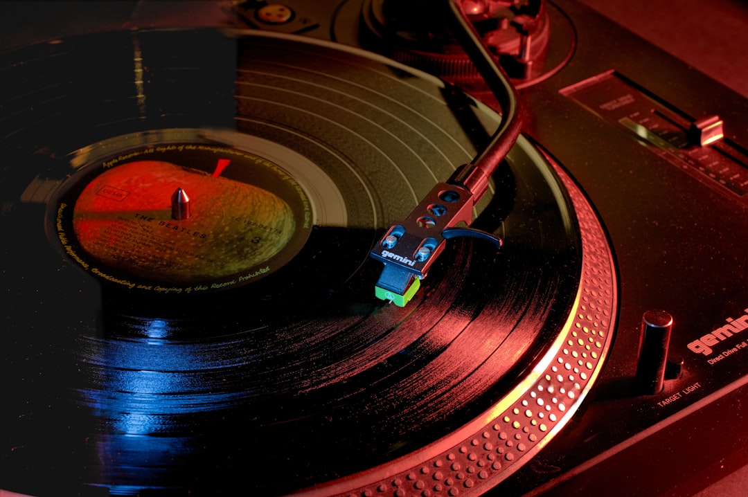 Direktdriven skivspelare som spelar en vinylskiva