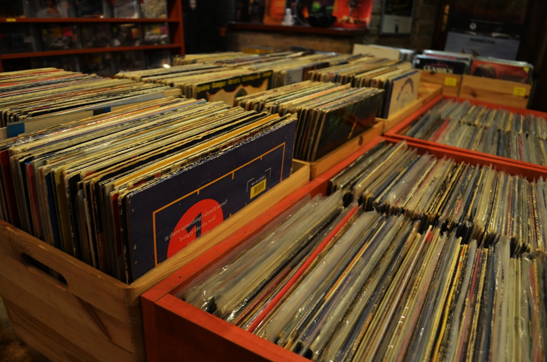 Trälådor fyllda med vinylskivor i en skivbutik