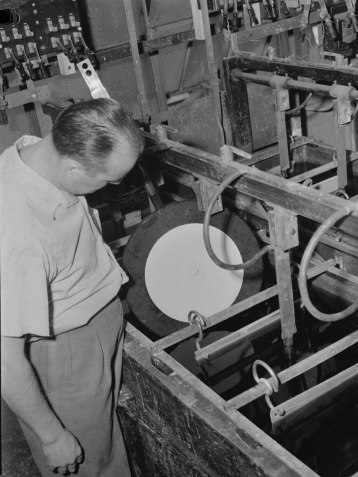 Anställd vid RCA Victor sänker en masterskiva i ett galvaniskt bad, Montreal 1944