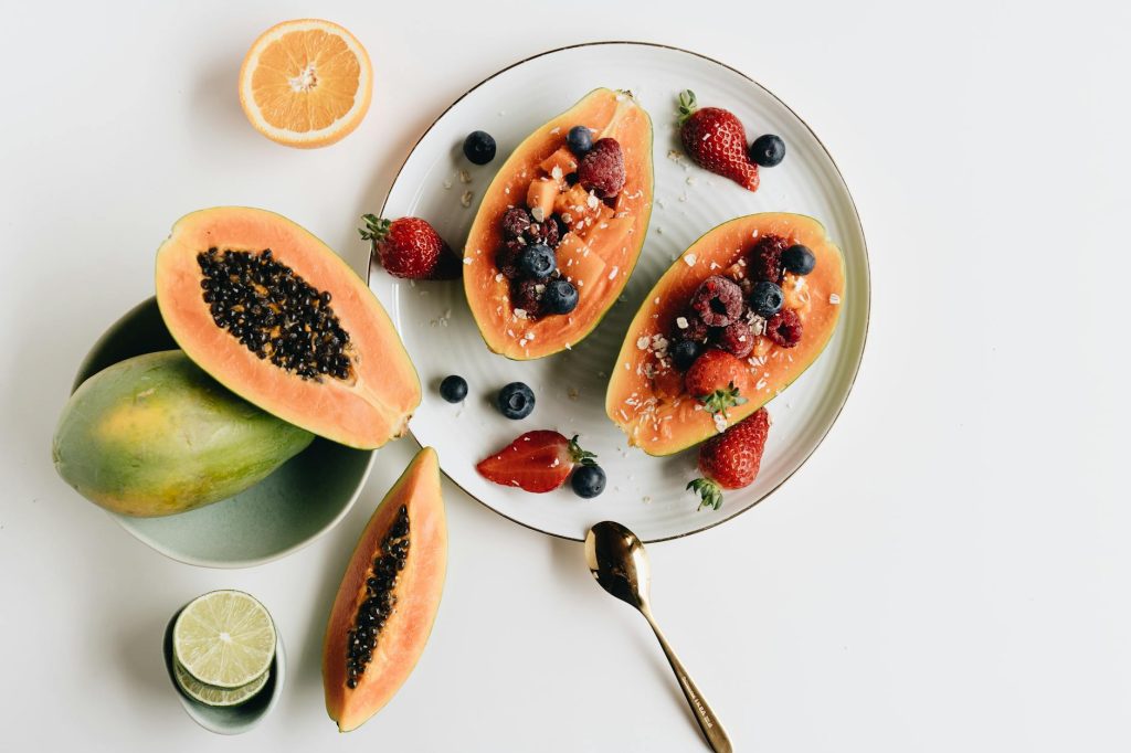 Uppskuren frukt på fat